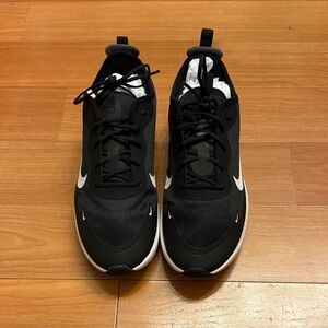 Nike Air Max Día Black and White Sneakers